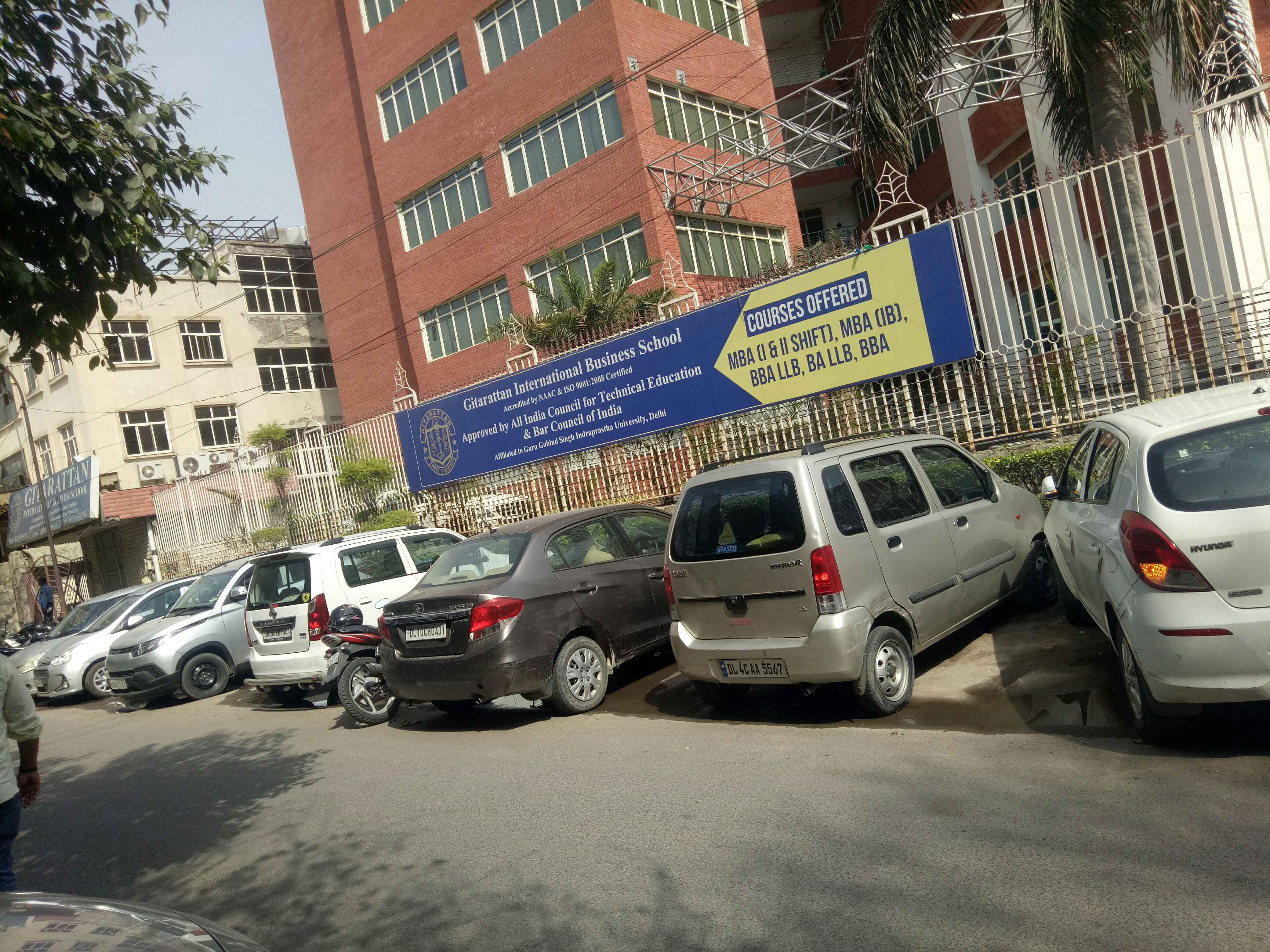 gitarattan school parking saroj hospital In New Delhi